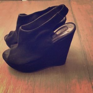 Carlos wedges